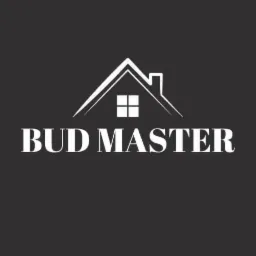 Logo firmy Bud Master z ikoną domu i kominem na ciemnoszarym tle.