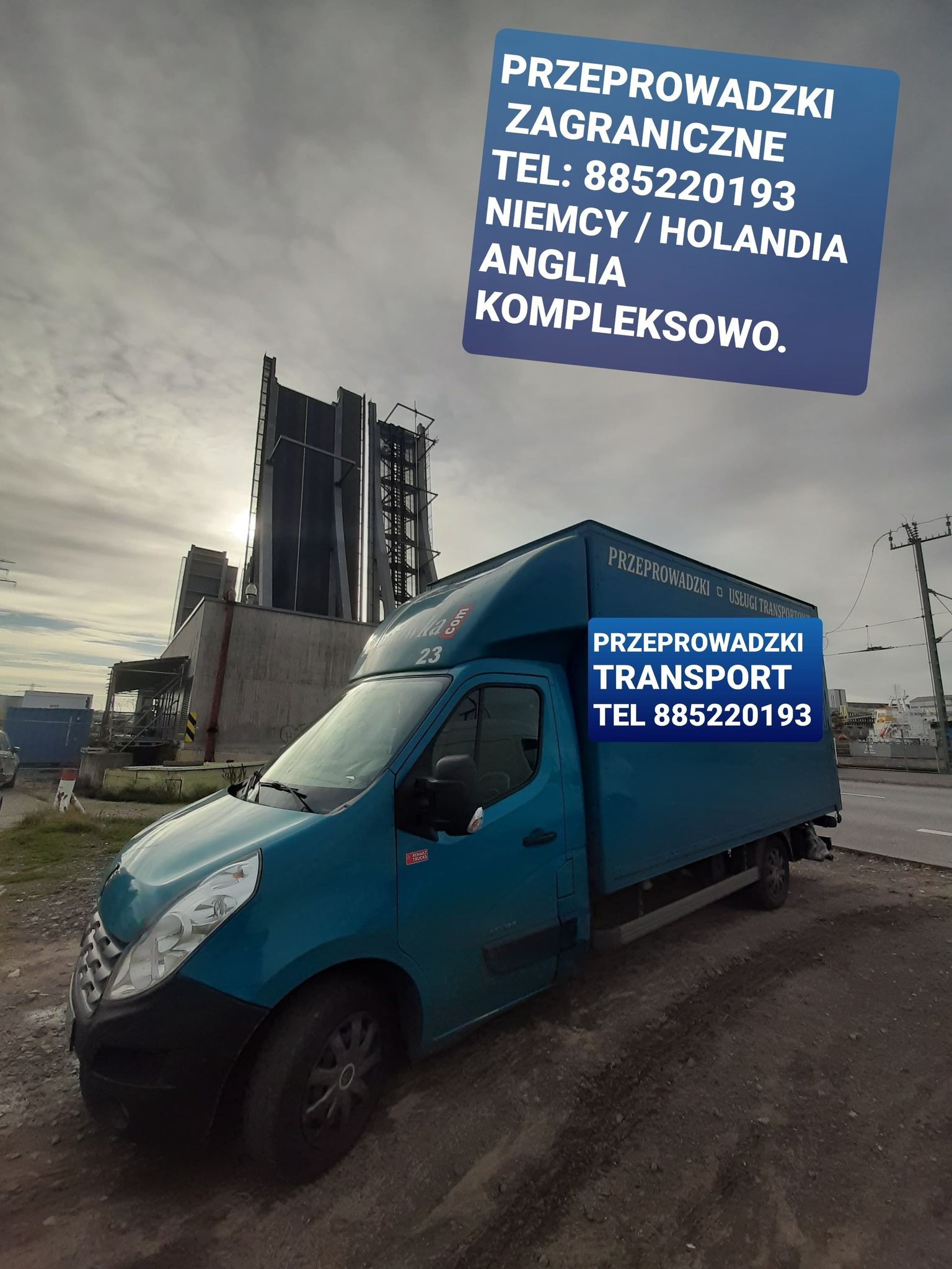 Niebieski bus transportowy z reklamą przeprowadzek zagranicznych na tle przemysłowego krajobrazu z wysoką konstrukcją.