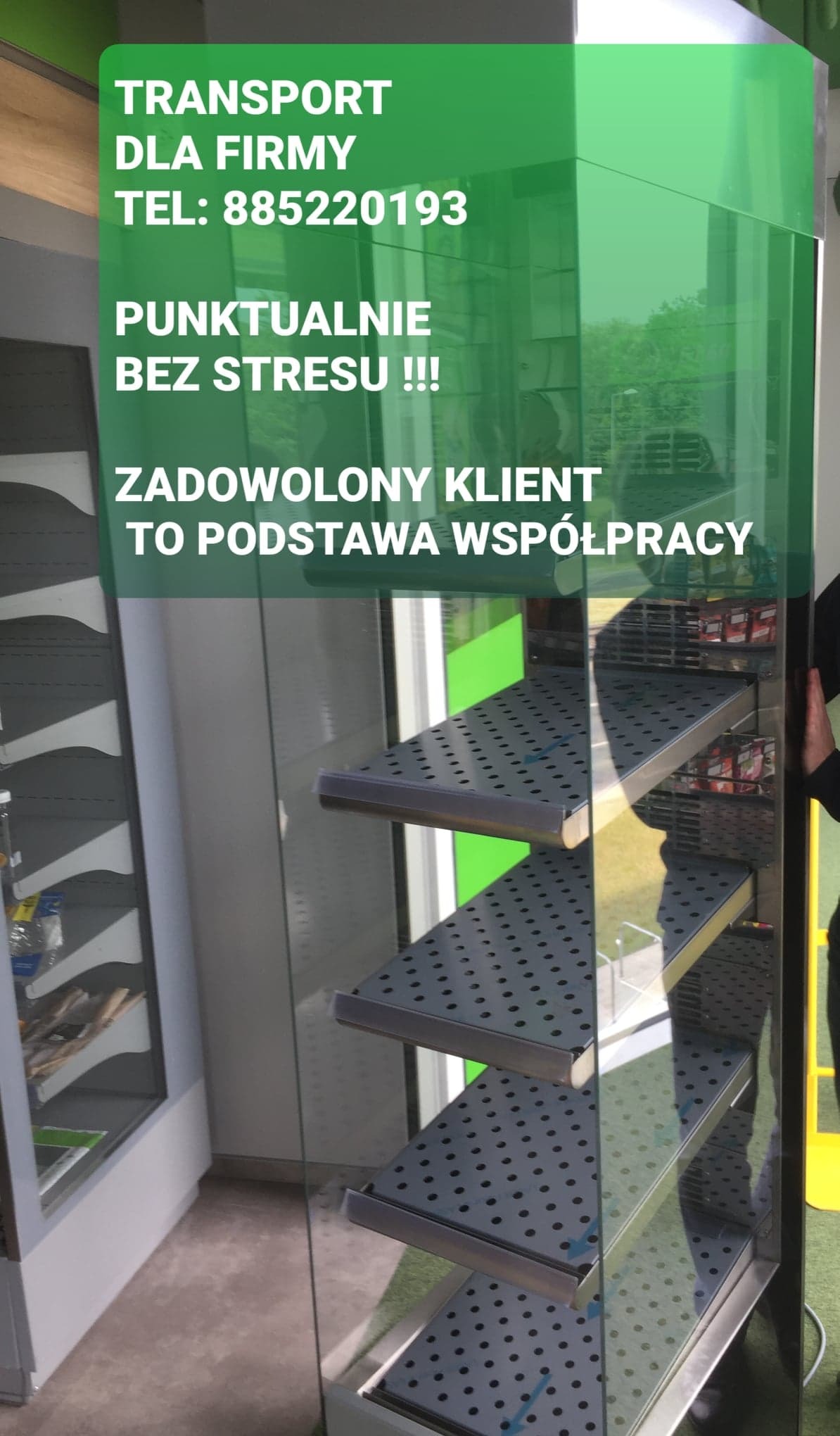 Przewóz regału sklepowego z metalowymi półkami, widoczne napisy reklamowe na zielonym tle: Transport dla firmy, punktualnie bez stresu, zadowolony klient to podstawa współpracy.