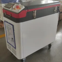 Przenośne urządzenie do obróbki metali laserem z panelem sterowania, kluczykiem w stacyjce i przyciskiem bezpieczeństwa, na kółkach, z dokumentacją techniczną na boku.