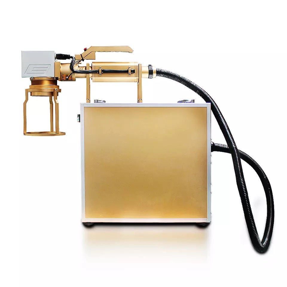 Złoty przenośny laser do obróbki metali w Bielsku-Białej, z czarnym karbowanym przewodem, na białym tle.