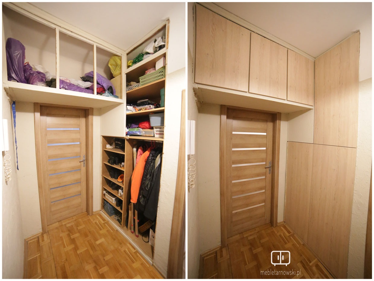 Przedpokój z zabudową pod sufit: szafa wnękowa z półkami na buty i ubrania, nad drzwiami szafki i półki otwarte, drewnopodobne fronty, parkiet na podłodze.