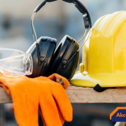 Oferujemy szeroki asortyment akcesoriów ochrony osobistej od kasków, a po sprzęt wysokościowy.