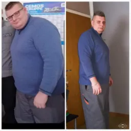 Mężczyzna w niebieskim swetrze prezentuje swoją przemianę sylwetki, por&oacute;wnanie zdjęcia przed i po, widoczne zmiany w obwodzie ciała.