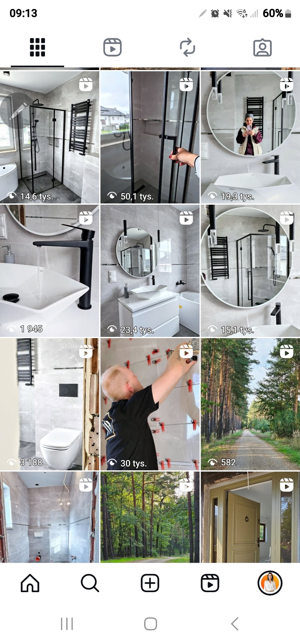 Wykończona łazienka z kabiną prysznicową typu walk-in, czarną armaturą i szarymi płytkami. Widok z poziomu podłogi, prezentujący nowoczesny design i dbałość o detale.