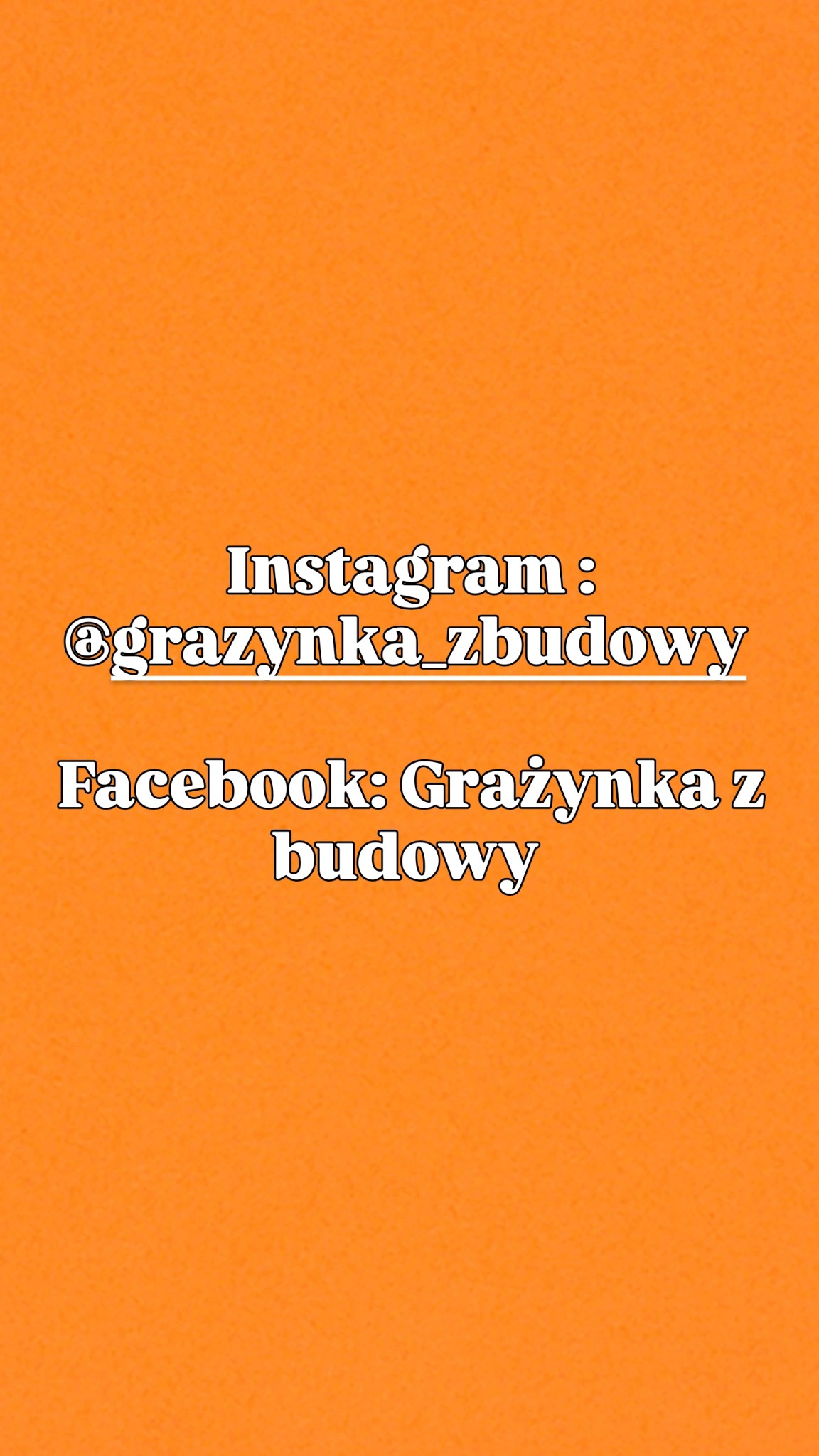 Pomarańczowe tło z białym tekstem: Instagram @grazynka_zbudowy i Facebook: Grażynka z budowy. Promocja profilu firmy remontowej.
