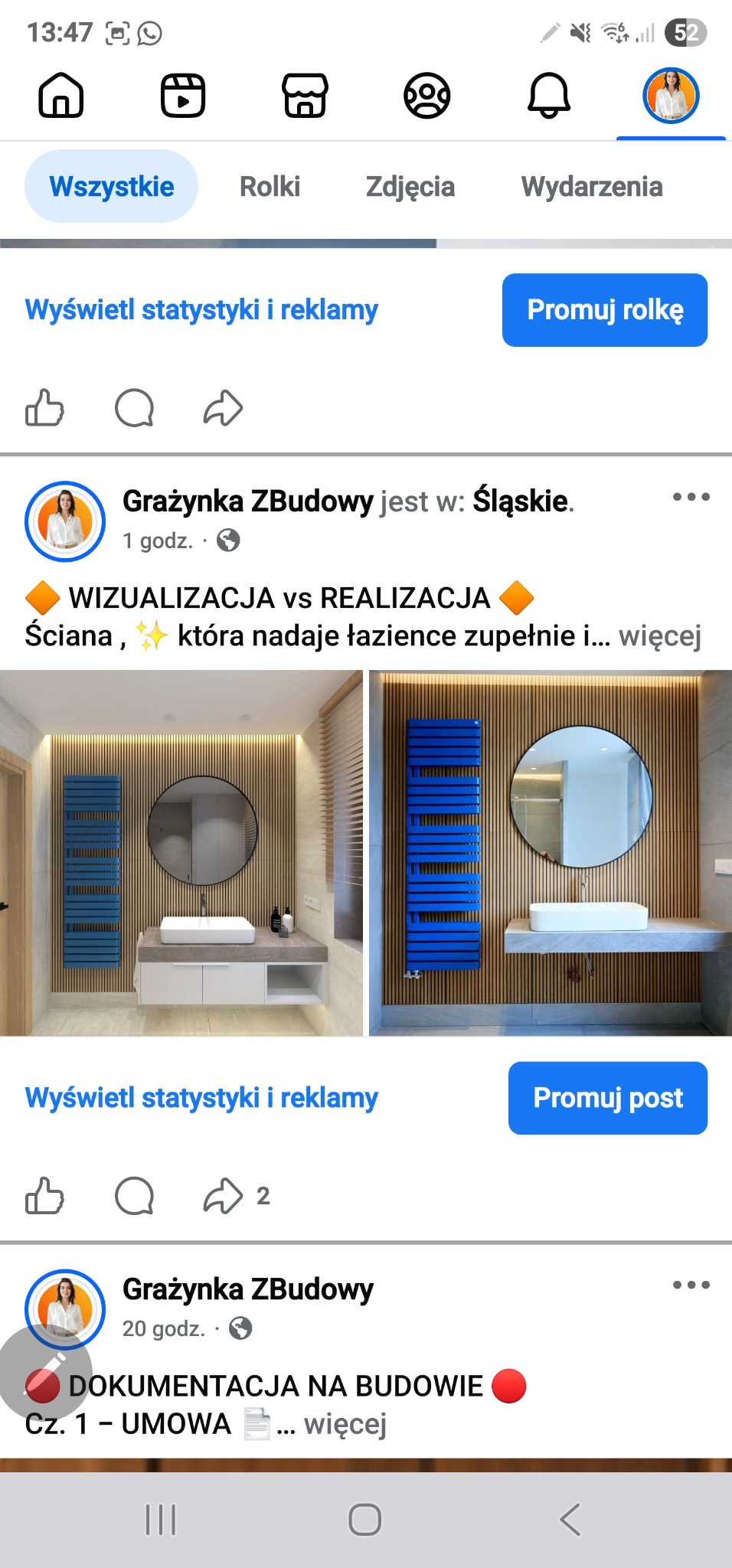 Porównanie wizualizacji 3D i realizacji łazienki z drewnianą ścianą, okrągłym lustrem i niebieskim grzejnikiem. Ujęcie z ekranu telefonu.