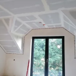 Zabudowa lukarni etap 4. Szpachlowanie spoin przy użyciu dedykowanych mas firmy Rigips.