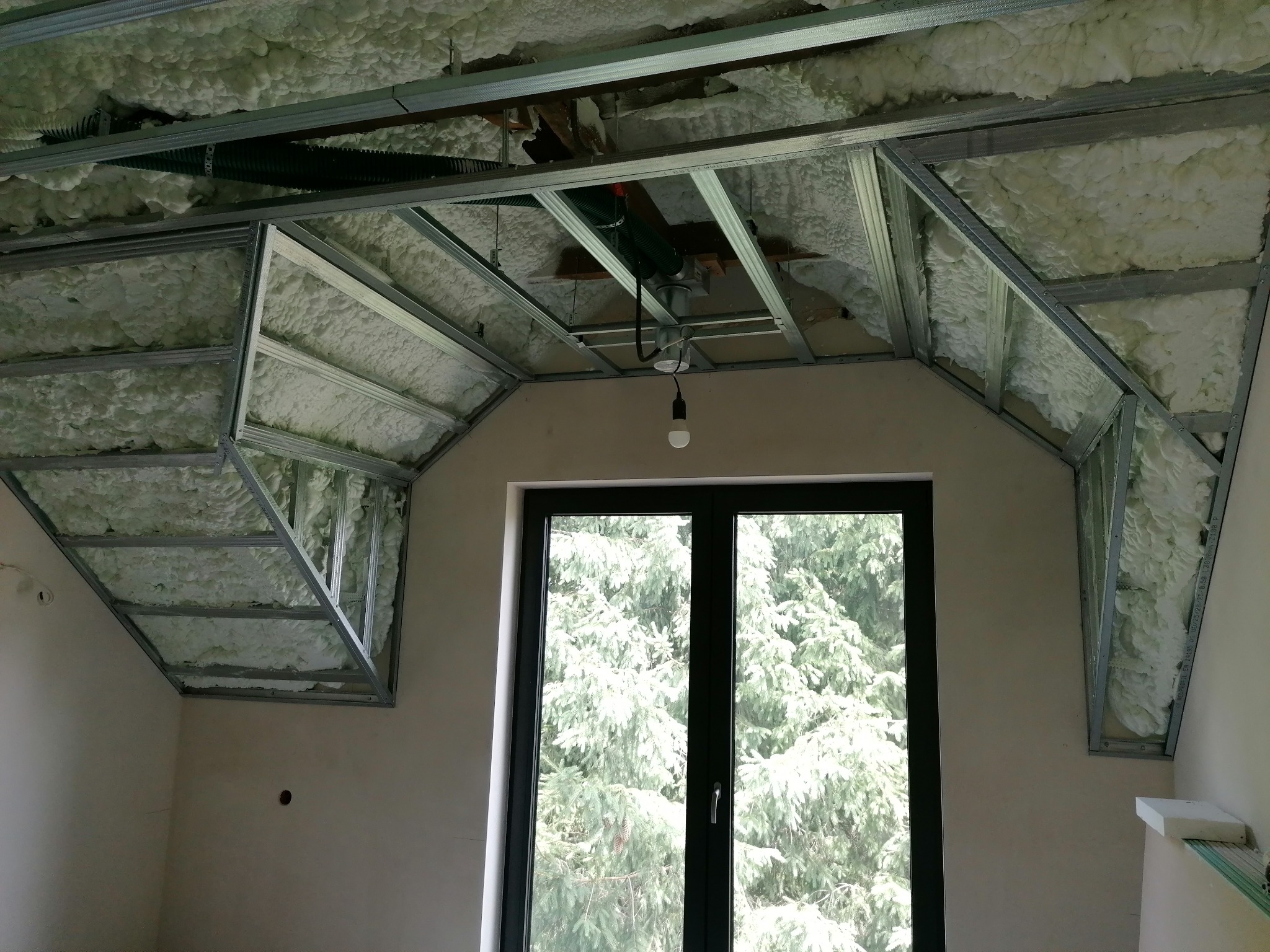 Zabudowa lukarni etap 2. Wykonanie izolacji w postaci natrysku piany PUR.