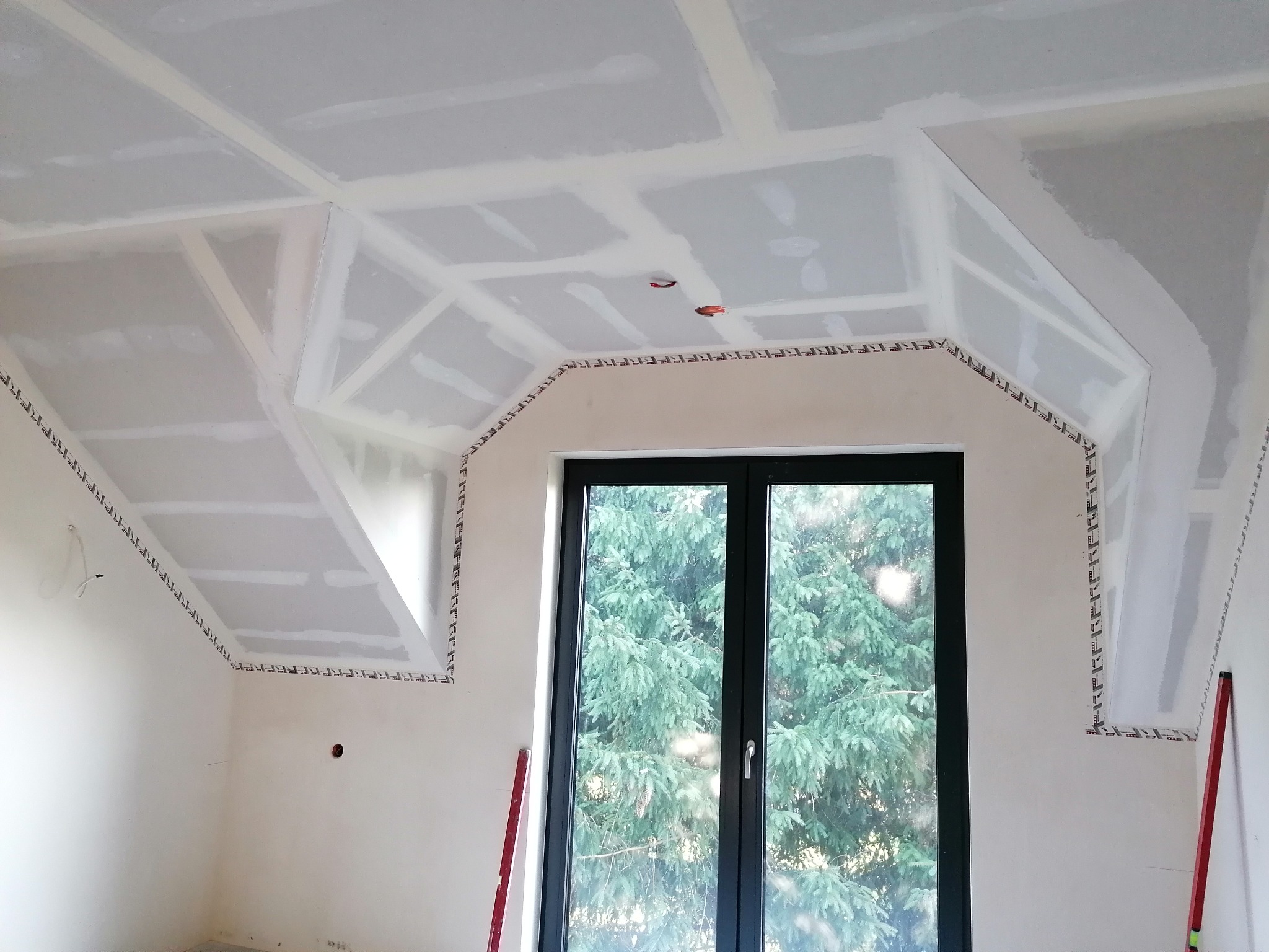 Zabudowa lukarni etap 4. Szpachlowanie spoin przy użyciu dedykowanych mas firmy Rigips.