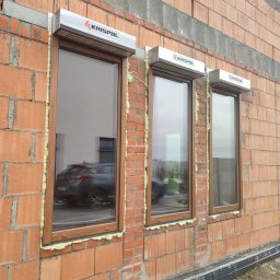 Okna z roletami do zabudowy w strefie ocieplenia.