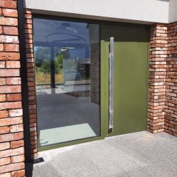 Drzwi aluminiowe SOLANO w kolorze oliwki.