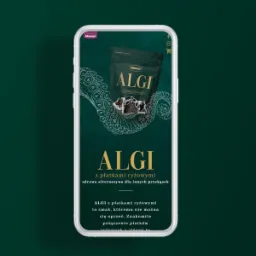 Ekran smartfona prezentujący stronę internetową z grafiką i tekstem reklamującym algi z płatkami ryżowymi na ciemnozielonym tle.