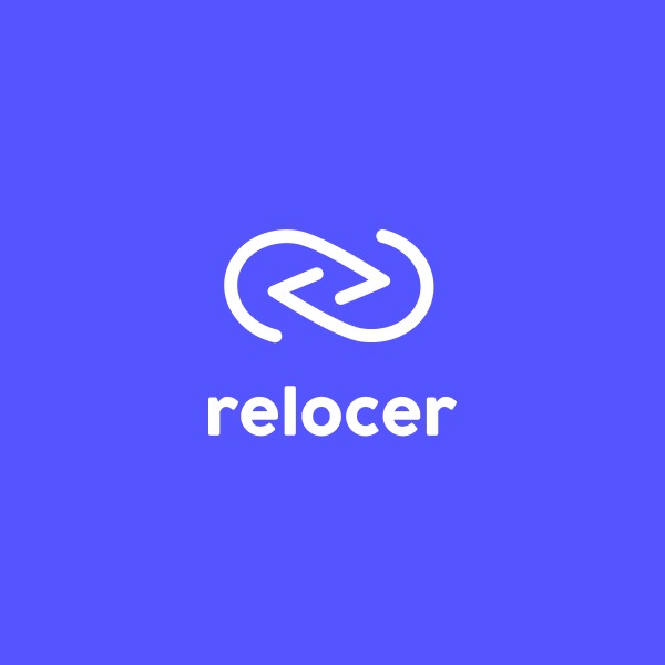 Logo 'relocer' z symbolem dwóch strzałek w okręgu, białe na fioletowym tle.