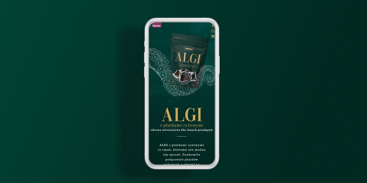 Ekran smartfona prezentujący stronę internetową z grafiką i tekstem reklamującym algi z płatkami ryżowymi na ciemnozielonym tle.