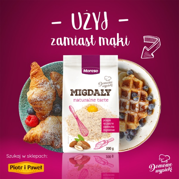 Torba z mąką migdałową Moreso obok talerza z goframi i croissantami, z owocami, na fioletowym tle z napisem 'Użyj zamiast mąki'.