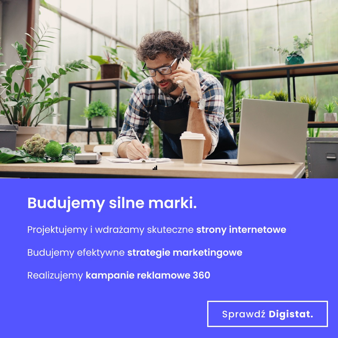 Mężczyzna w okularach i fartuchu rozmawia przez telefon, notując coś w notesie obok laptopa i kubka z kawą na biurku w otoczeniu roślin.