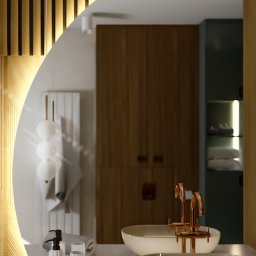 LU Design Luiza Paluch - Nowoczesna łazienka z dwiema umywalkami, złotą armaturą i oświetleniem LED. Minimalistyczny design z drewnianymi akcentami i dekoracyjnym oświetleniem.