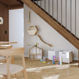 LU Design Luiza Paluch - Jasne drewno, schody i zabawki w pokoju dziecięcym. Elementy dla kota na ścianie. Minimalistyczny design, ciepłe oświetlenie, parkiet w jodełkę.