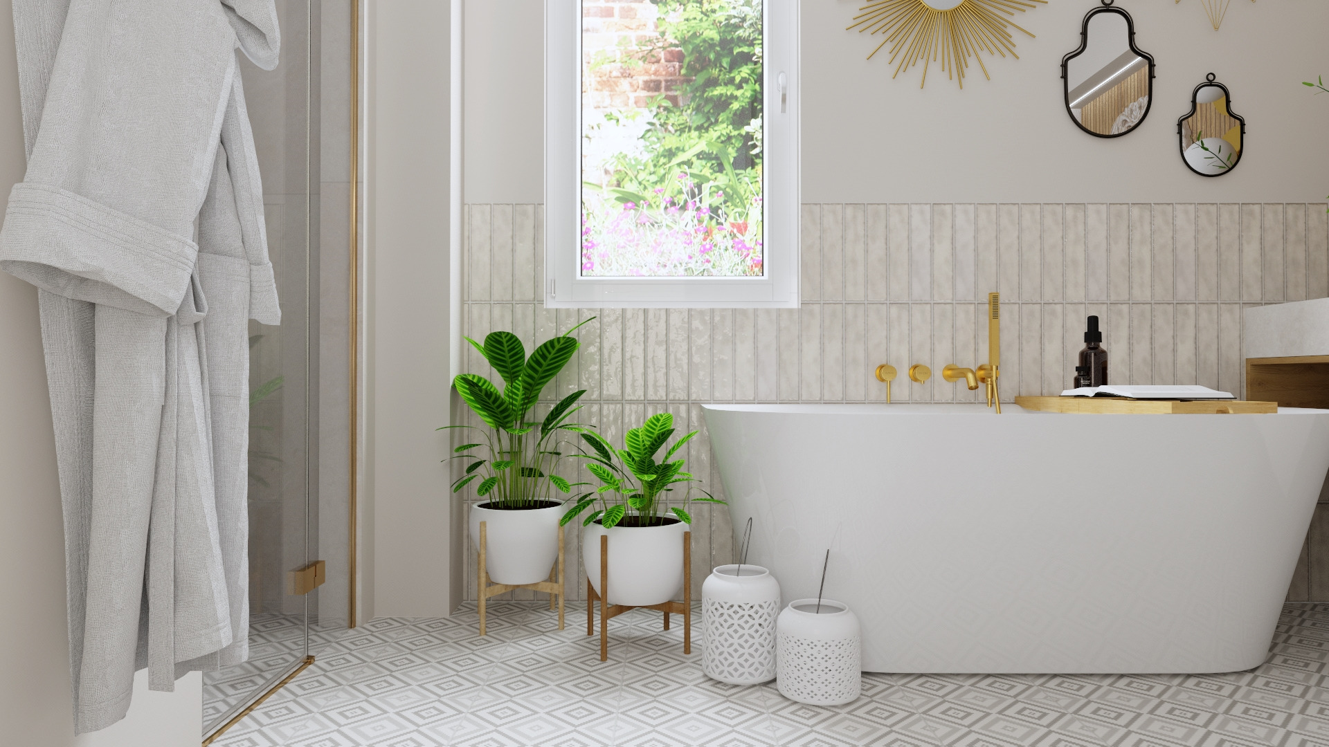 Jasna łazienka z wolnostojącą wanną, złotą armaturą, roślinami w doniczkach i dekoracyjnymi lustrami na ścianie, widok z okna na zieleń.