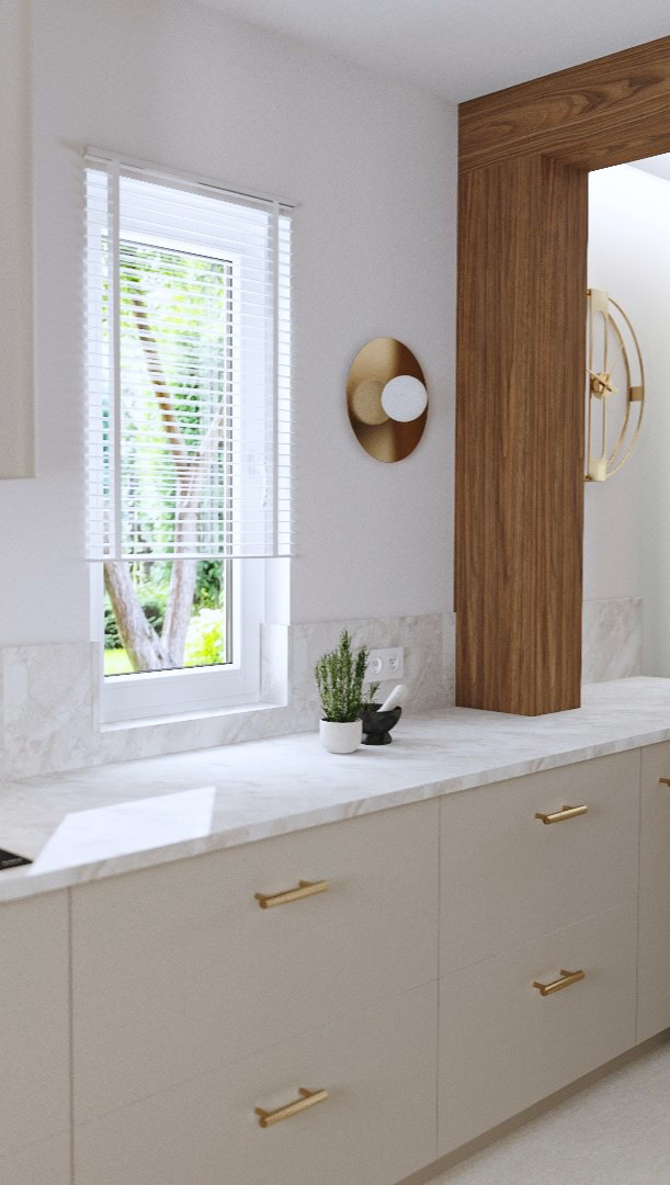 Jasna kuchnia z marmurowym blatem, złotymi uchwytami i drewnianą kolumną. Okno z żaluzjami wpuszcza światło na rośliny w doniczkach. Minimalistyczny design.