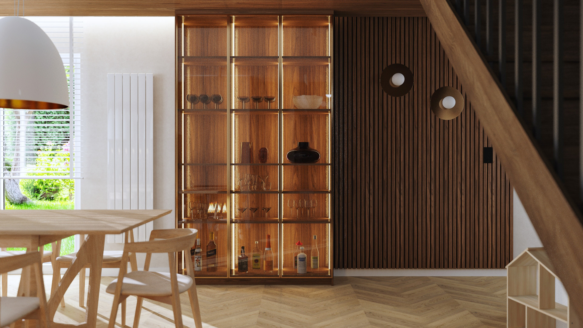 Nowoczesna jadalnia z drewnianym stołem, krzesłami i podświetlaną witryną z dekoracyjnym szkłem i alkoholem. Parkiet w jodełkę i drewniana ściana z oświetleniem.