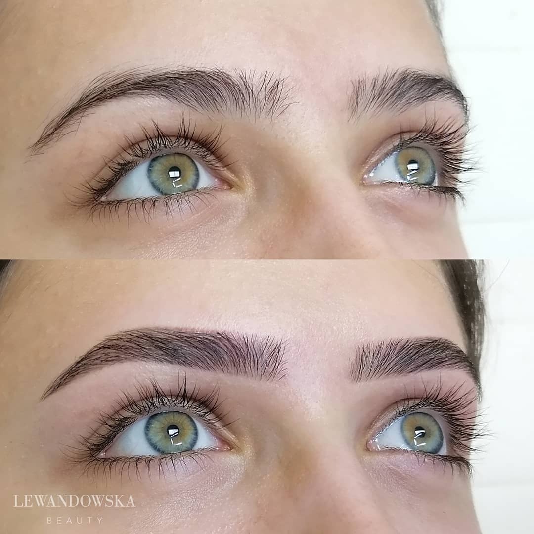 Zbliżenie na oczy kobiety przed i po zabiegu stylizacji brwi, widoczne różnice w kształcie i gęstości, z delikatnym logo firmy w lewym dolnym rogu.