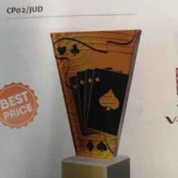 Zdjęcie katalogowe statuetki z motywem kart do gry, w odcieniach złota i czerni, na białym tle z widocznymi numerami katalogowymi.