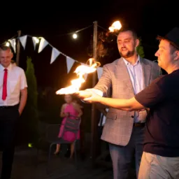 Pokaz z ogniem u gościa weselnego :)