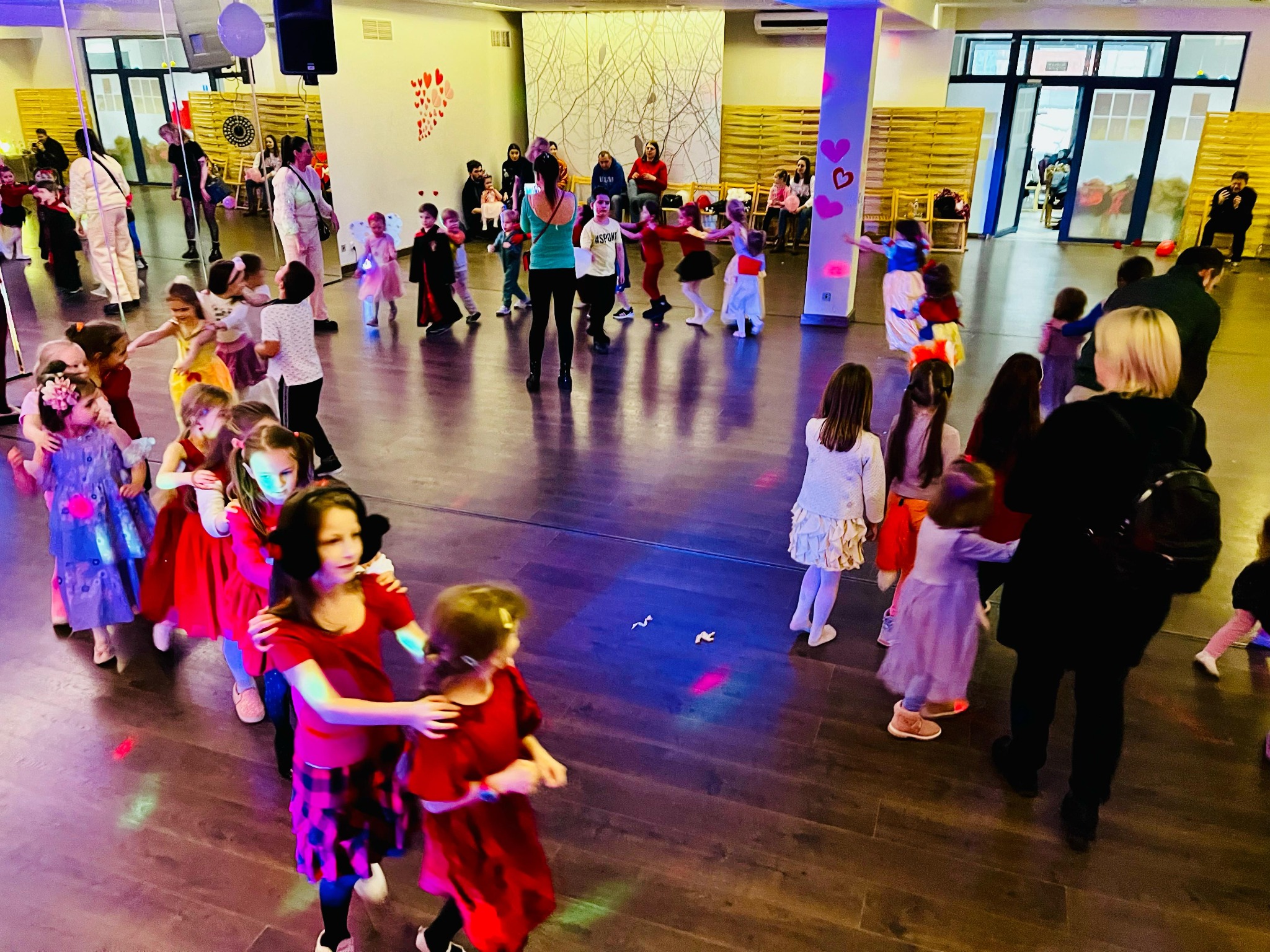 Jedzie pociąg z daleka..