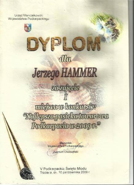 Dyplom dla Jerzego Hammera za zajęcie I miejsca w konkursie Najlepsza pasieka towarowa Podkarpacia w 2009 roku, wydany przez Urząd Marszałkowski Województwa Podkarpackiego.