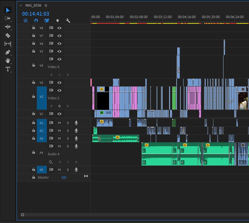 Interfejs programu do edycji wideo z widoczną osią czasu, wieloma ścieżkami audio i wideo, efektami i oznaczeniami czasu.