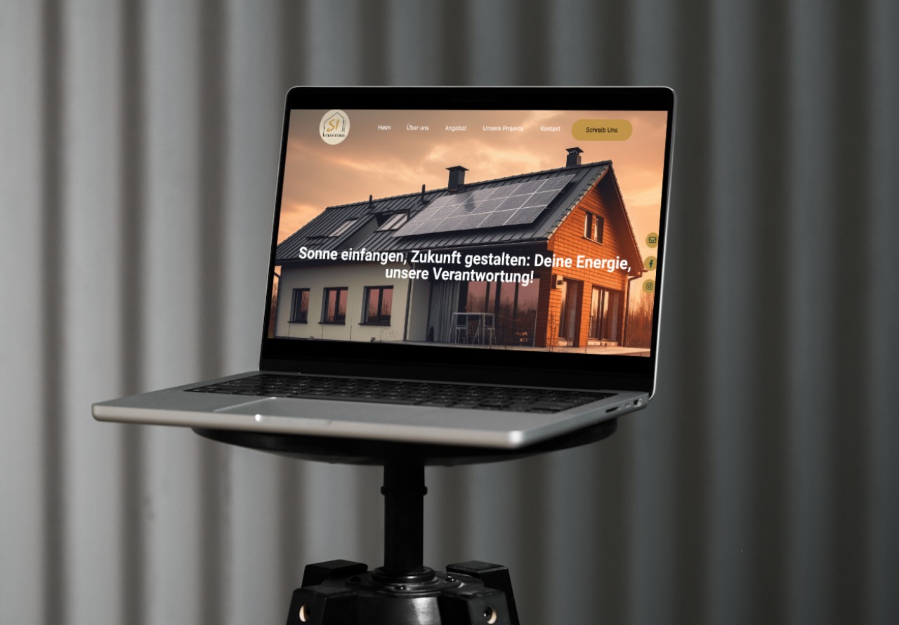 Laptop wyświetlający stronę internetową firmy zajmującej się instalacją paneli słonecznych na dachu domu jednorodzinnego, z tekstem 'Sonne einfangen, Zukunft gestalten: Deine Energie, unsere...