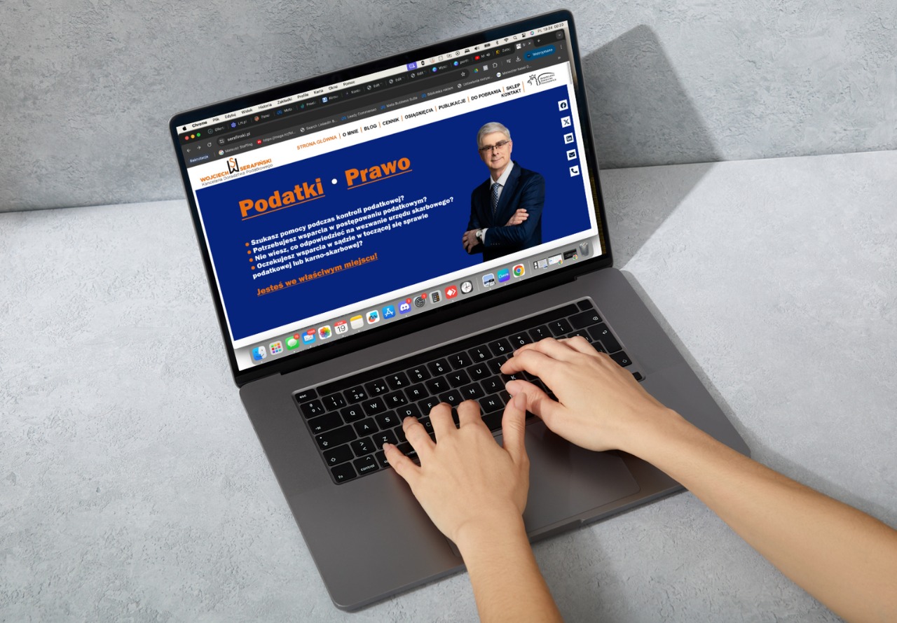 Osoba pisze na laptopie, na ekranie widoczna strona internetowa kancelarii podatkowej z informacjami o podatkach i prawie, oraz zdjęciem prawnika.