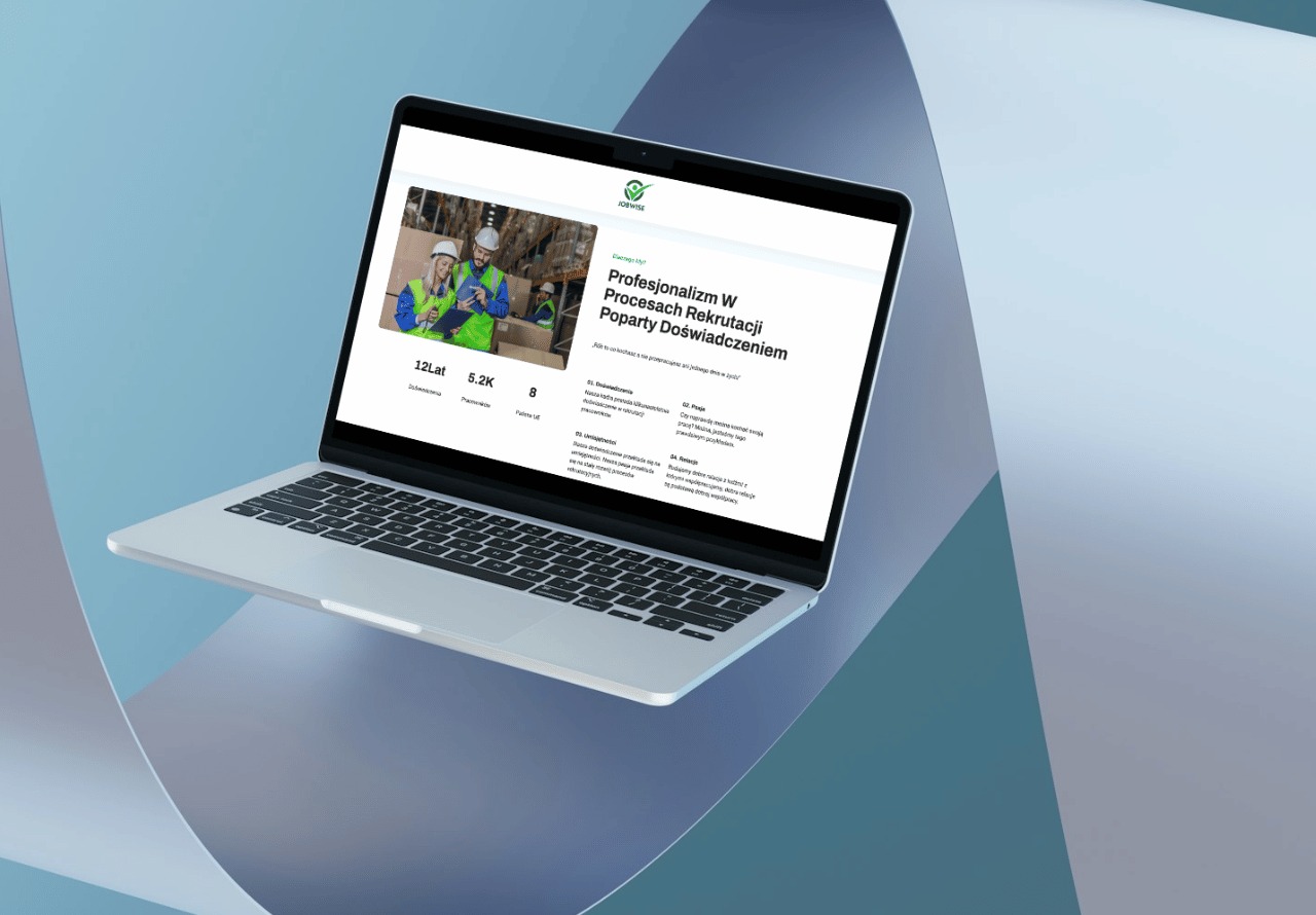Laptop unoszący się na tle abstrakcyjnej grafiki, wyświetlający stronę internetową firmy rekrutacyjnej z wizerunkiem pracowników magazynu w odblaskowych kamizelkach i kaskach.