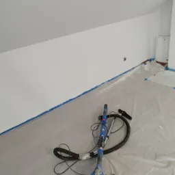 W rogach wklejana taśma i malowane z ciemnego na biało