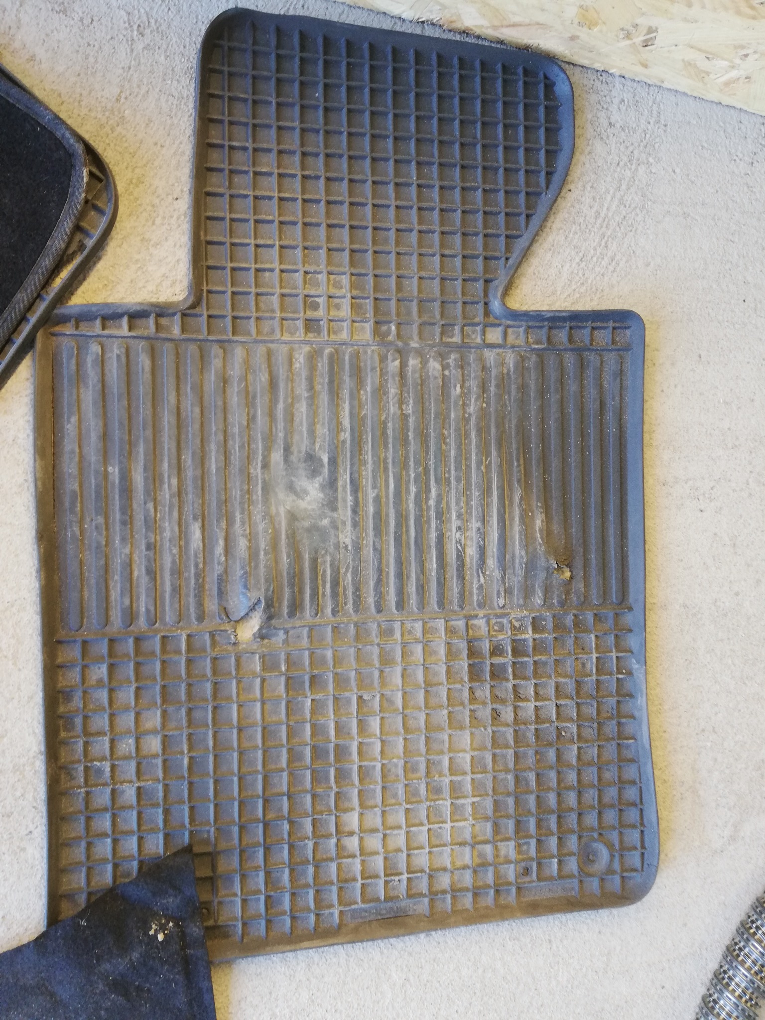 Dywanik gumowy przed czyszczeniem oraz konserwacją