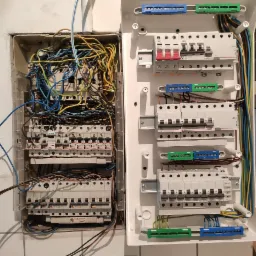 Modernizowana rozdzielnia, ta z lewej stara do usunięcia. Wszystko przeniesione do nowej
