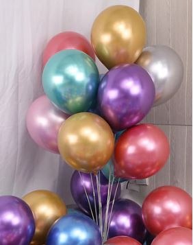 Bukiet błyszczących, metalicznych balonów w różnych kolorach (złoty, srebrny, fioletowy, różowy, turkusowy) na przezroczystych patyczkach, na rozmytym tle.