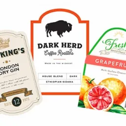 Trzy różne etykiety produktowe: etykieta ginu z koroną, etykieta kawy z bizonem i etykieta środka czyszczącego o zapachu grejpfruta.