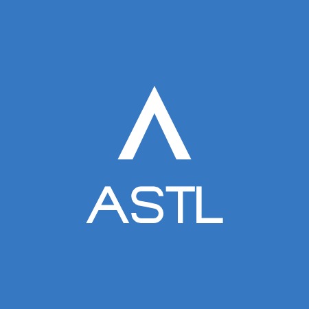 Logo firmy ASTL: biały trójkąt nad białym napisem na niebieskim tle.