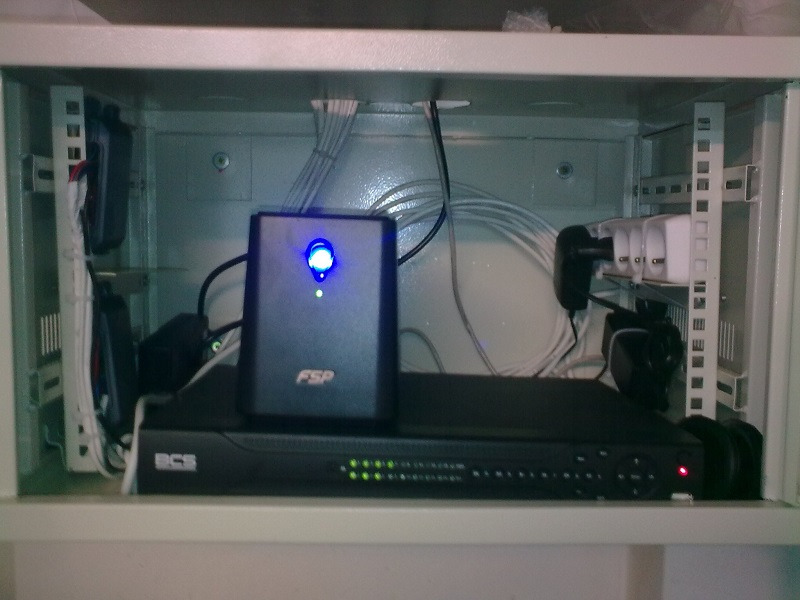 Rejestrator z UPS w szafie Rack