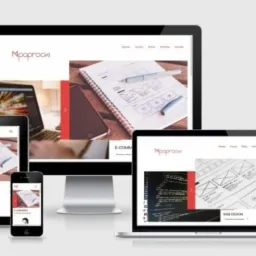 Responsywny design strony internetowej wyświetlony na monitorze, laptopie, tablecie i smartfonie, obok szkiców interfejsu użytkownika w notatniku.