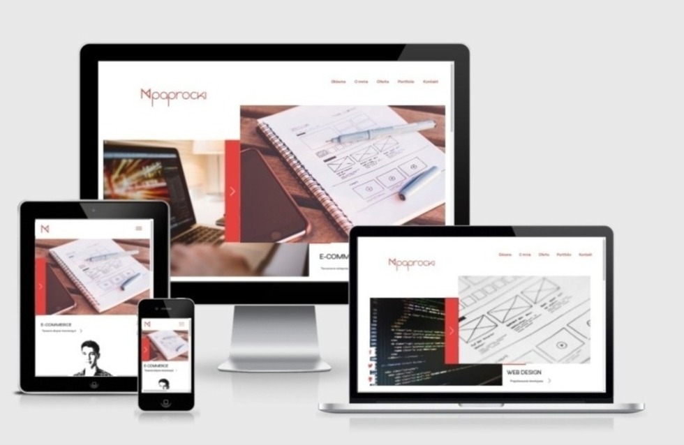 Responsywny design strony internetowej wyświetlony na monitorze, laptopie, tablecie i smartfonie, obok szkiców interfejsu użytkownika w notatniku.