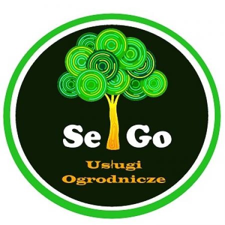 Logo firmy ogrodniczej Se Go z drzewem o spiralnych liściach w odcieniach zieleni i żółtym pniem, umieszczone w okręgu z zieloną obwódką na ciemnozielonym tle.