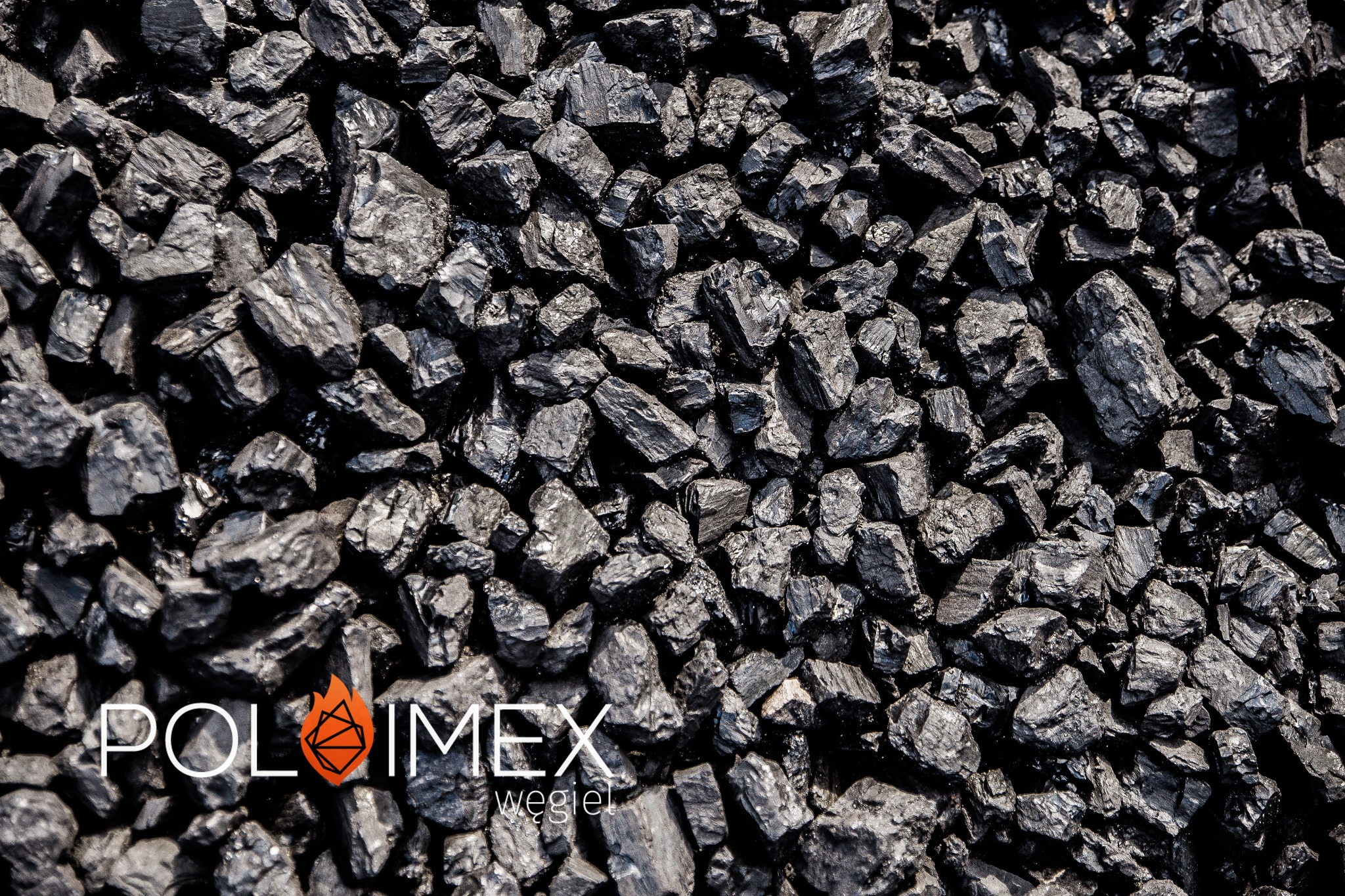 Kupa antracytu z widocznym logo firmy 'POLIMEX węgiel' w lewym dolnym rogu.