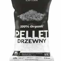 Czarne opakowanie 15kg pelletu drzewnego marki KAP-TERM z informacjami o wartości energetycznej i wilgotności, na białym tle.