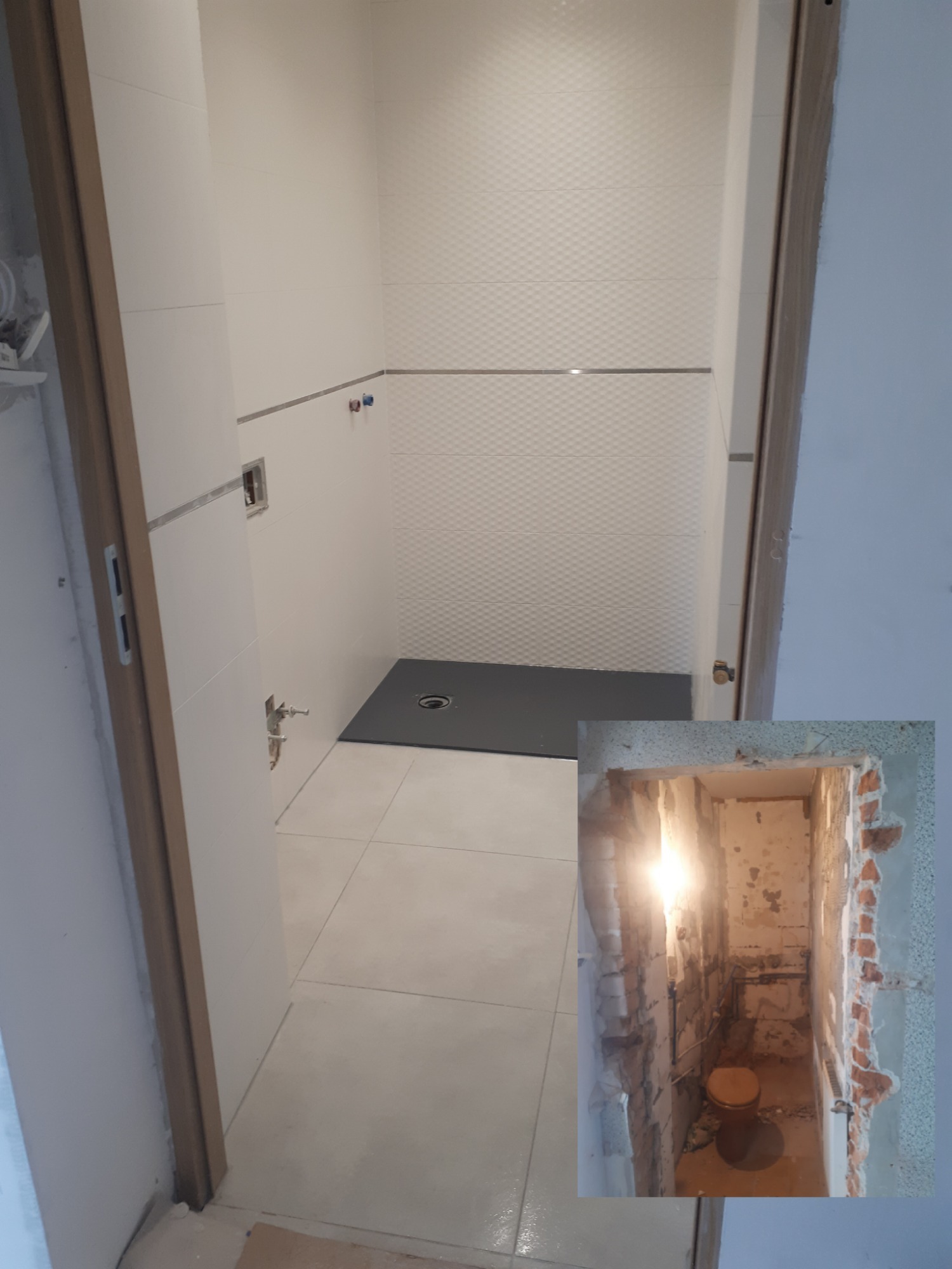 Widok łazienki z kabiną prysznicową i płytkami w odcieniach bieli, z dodatkowym kadrem prezentującym stan pomieszczenia przed remontem.