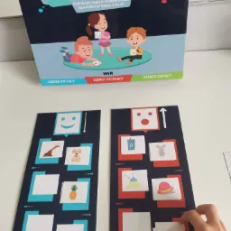 Pudełko gry edukacyjnej 'Trzy Szeregi' do ćwiczeń słuchu fonemowego dla dzieci w wieku 4-9 lat, wraz z kartami do gry z obrazkami, układanymi przez dziecko.