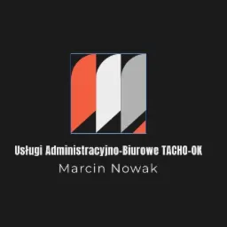 Logo firmy Usługi Administracyjno-Biurowe TACHO-OK, Marcin Nowak, z trzema stylizowanymi piórami w kolorach pomarańczowym, białym i szarym na czarnym tle.